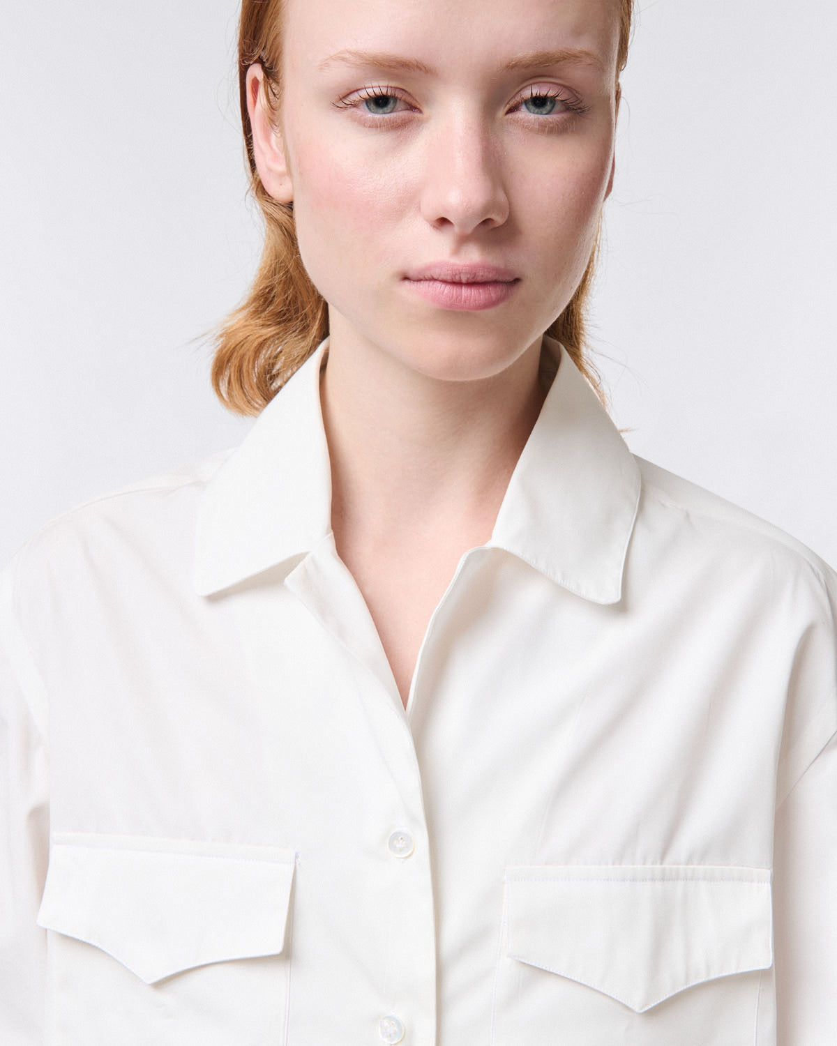 Camicia da donna Antonia in seta bianca con due tasche anteriori