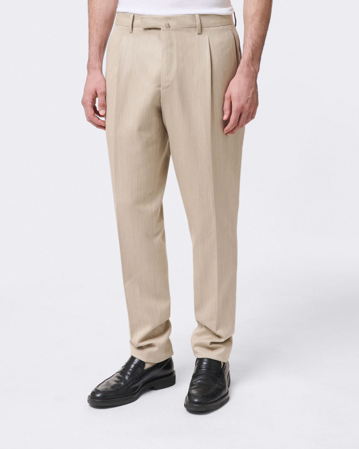 Classic beige Detroit trousers with two pleats. Wool and cotton.