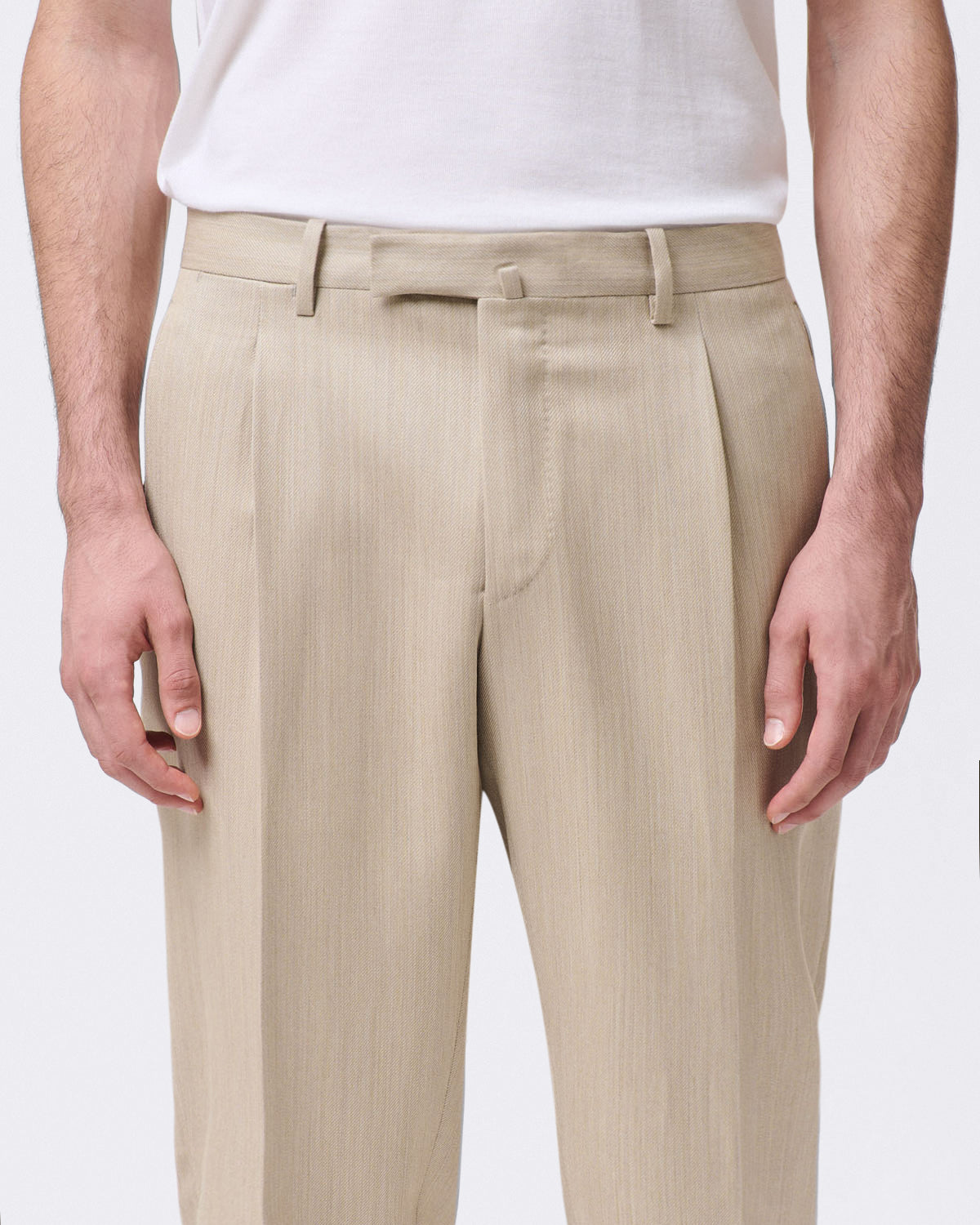 Classic beige Detroit trousers with two pleats. Wool and cotton.