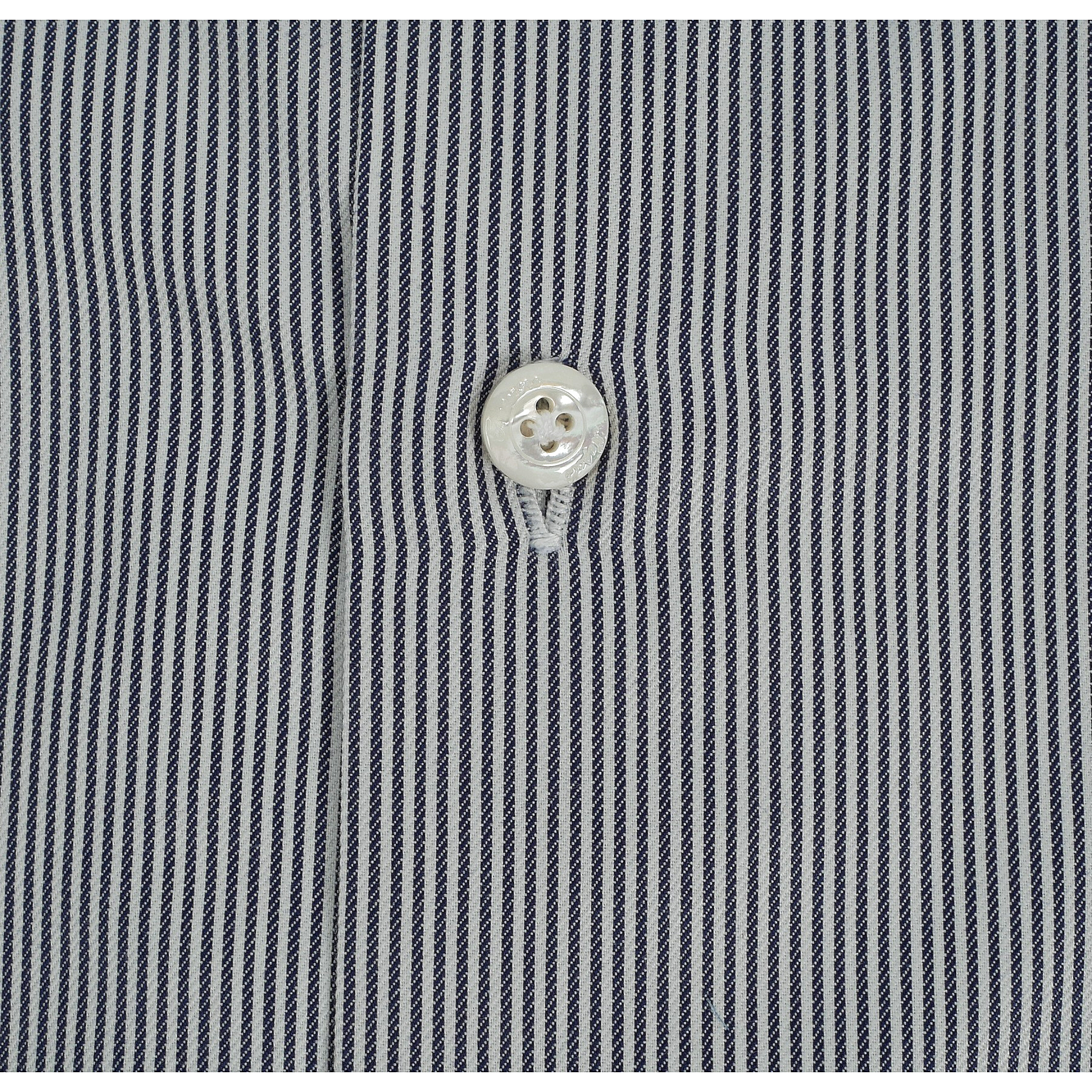 Camicia Milano slim fit a righe bianche e blu. Trattamento enzimatico