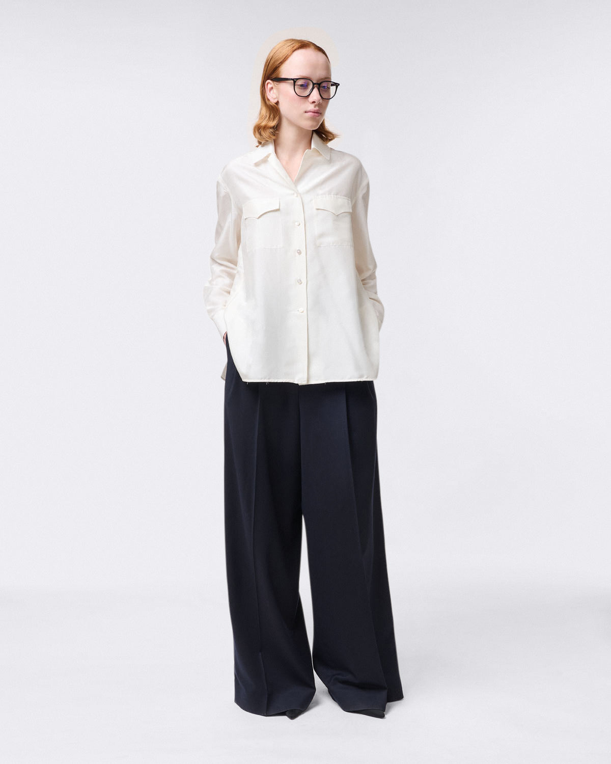 Antonia women's white cotton shirt with two front pockets