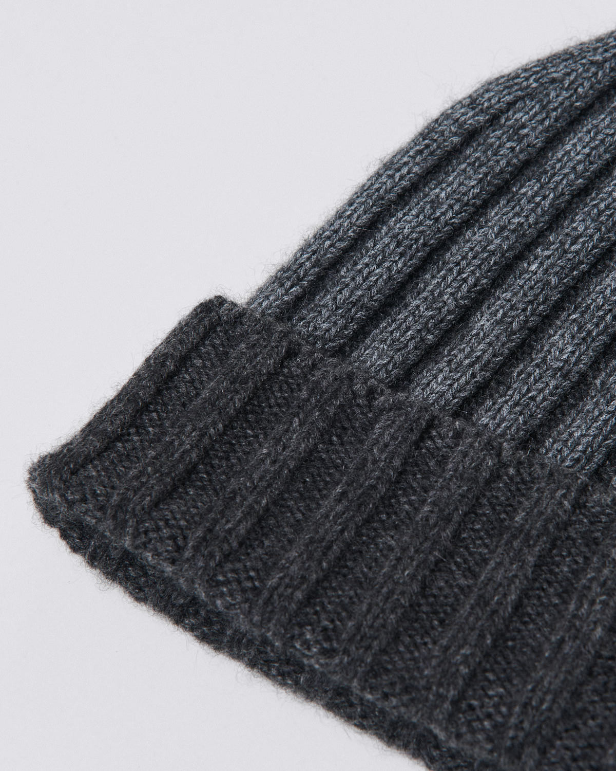 Cashmere ribbed hat with salt treatment