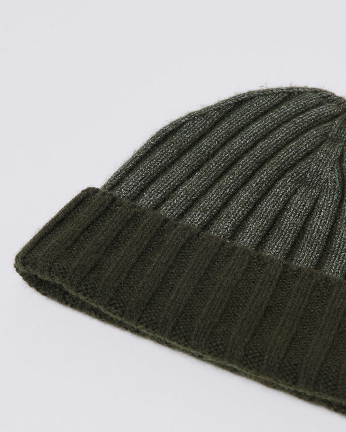 Cashmere ribbed hat with salt treatment
