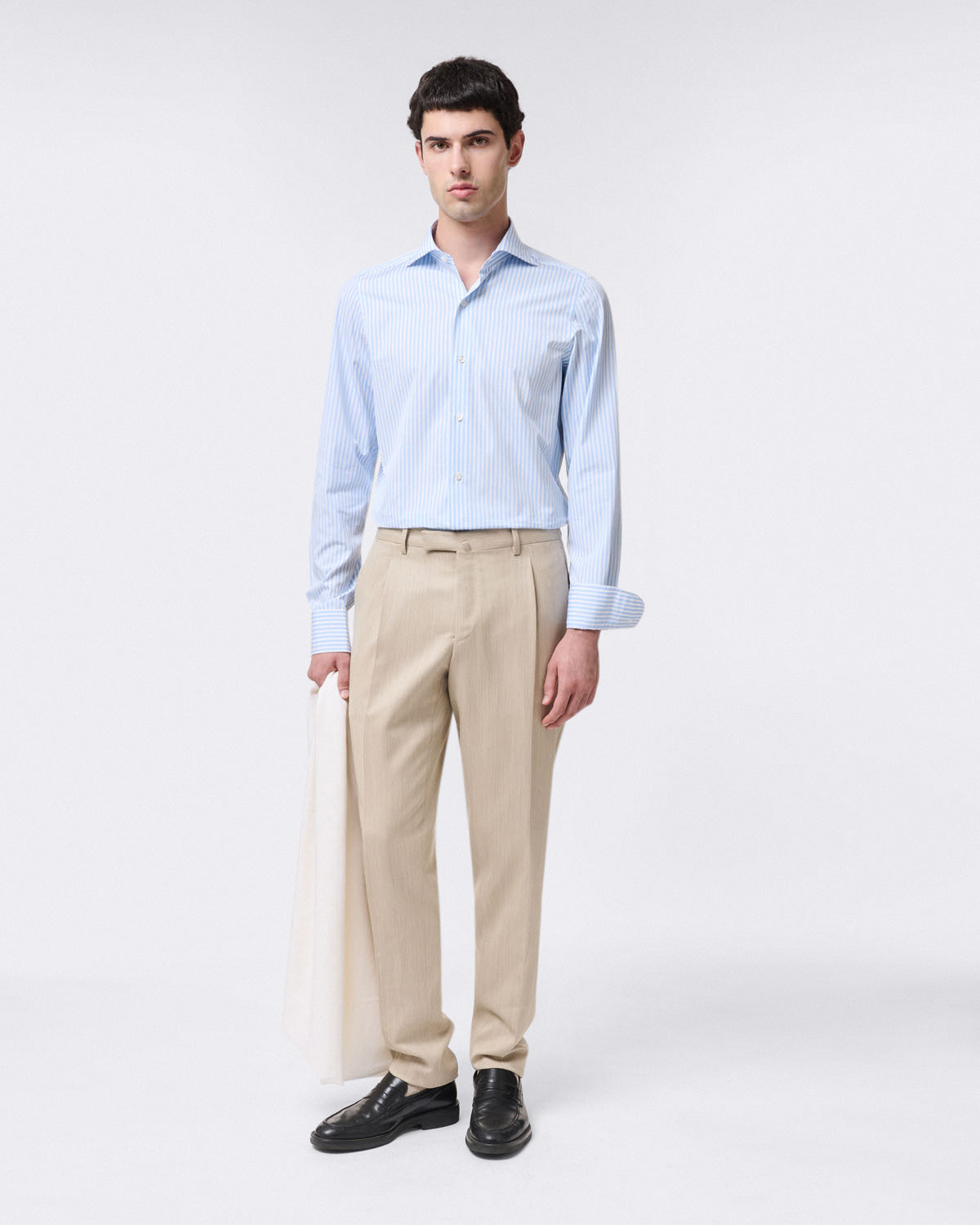 Classic beige Detroit trousers with two pleats. Wool and cotton.