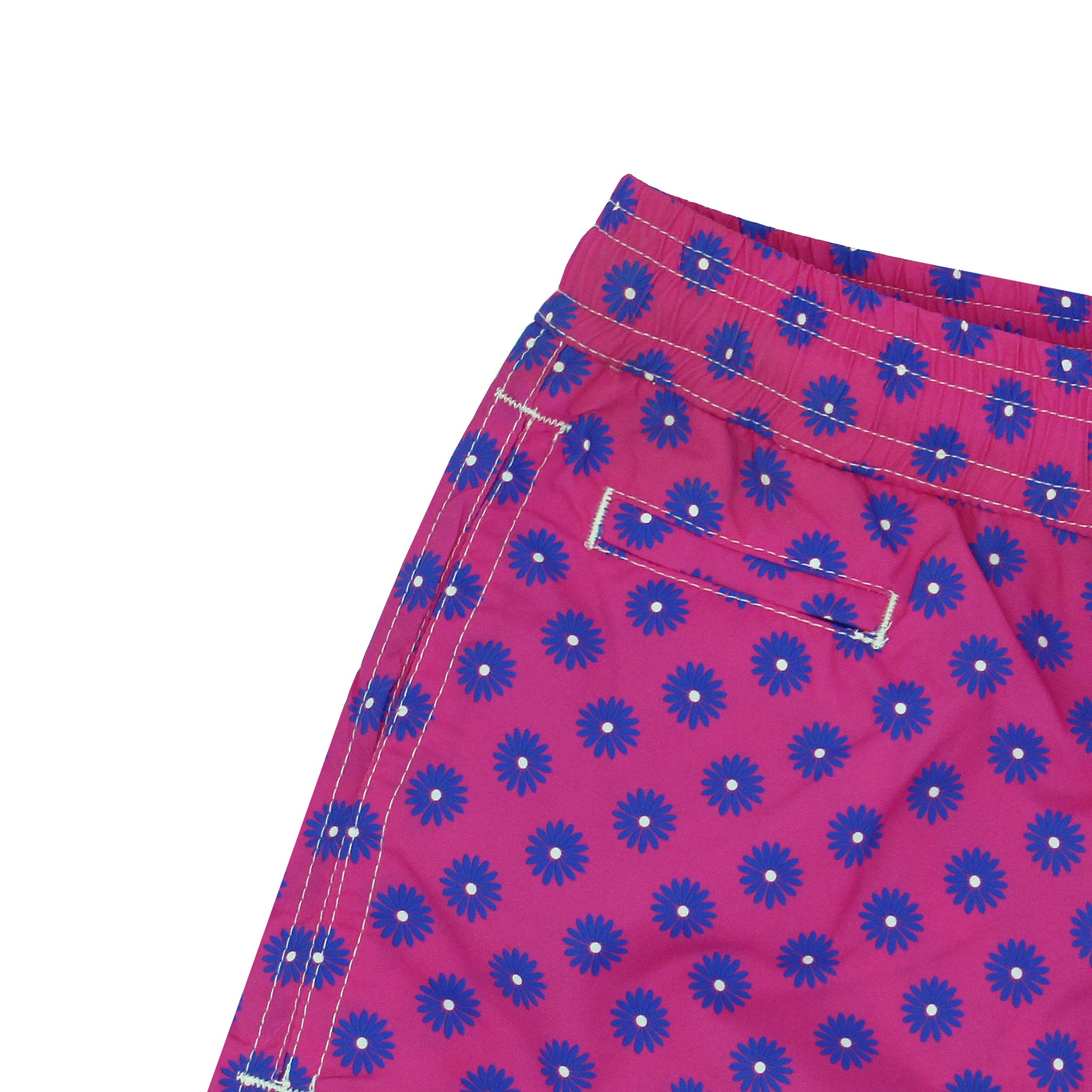 Costume da bagno rosso o rosa con fiori blu. Asciugatura rapida