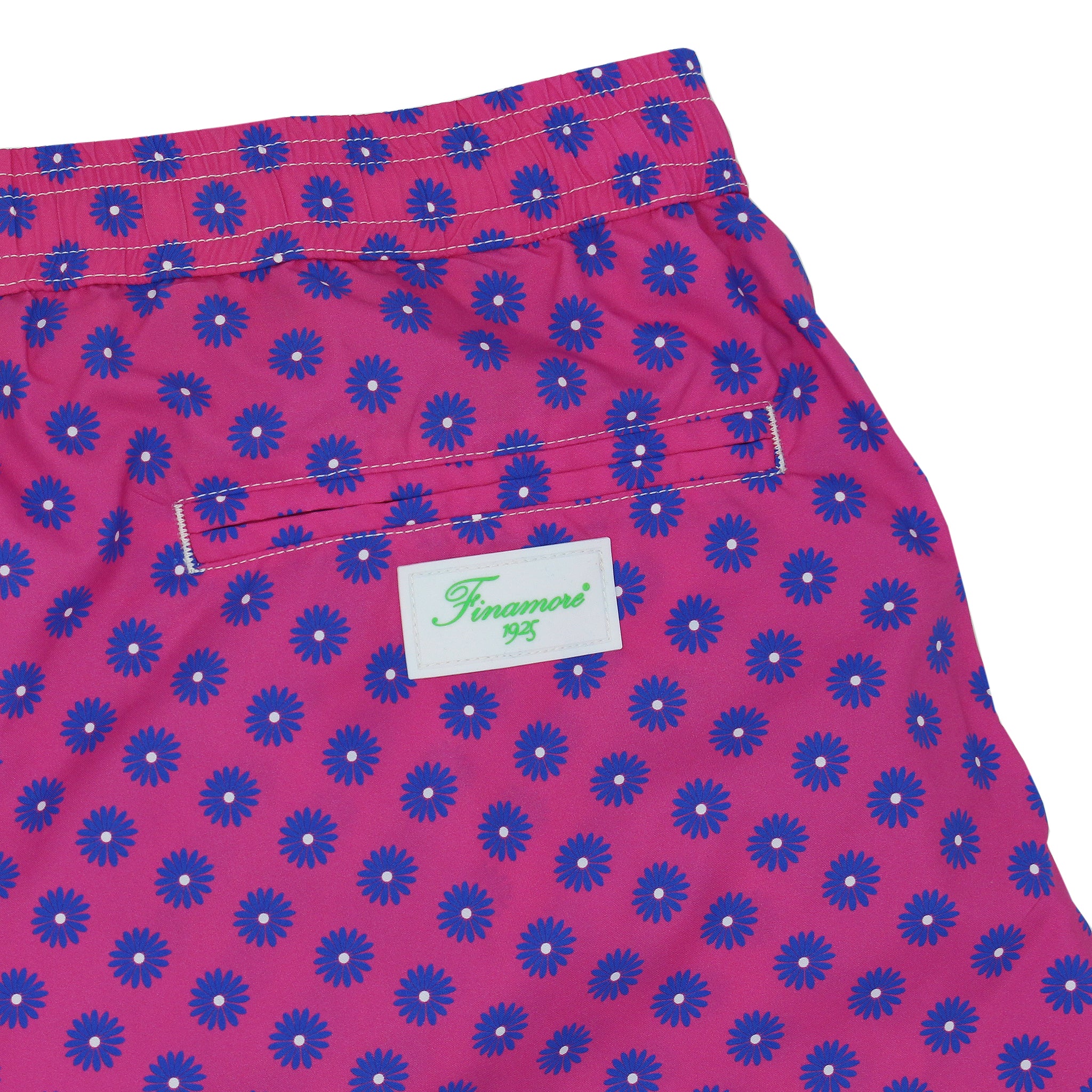 Costume da bagno rosso o rosa con fiori blu. Asciugatura rapida