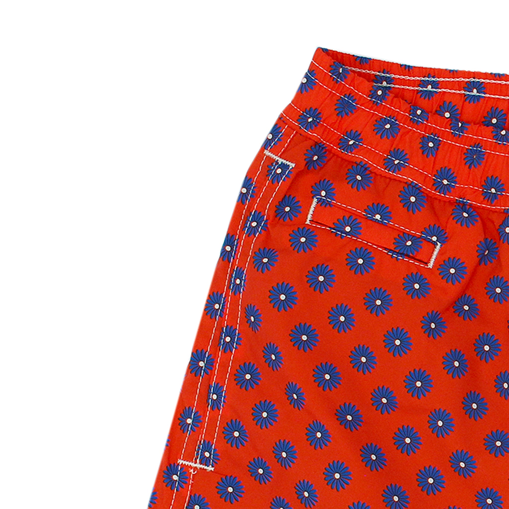Costume da bagno rosso o rosa con fiori blu. Asciugatura rapida