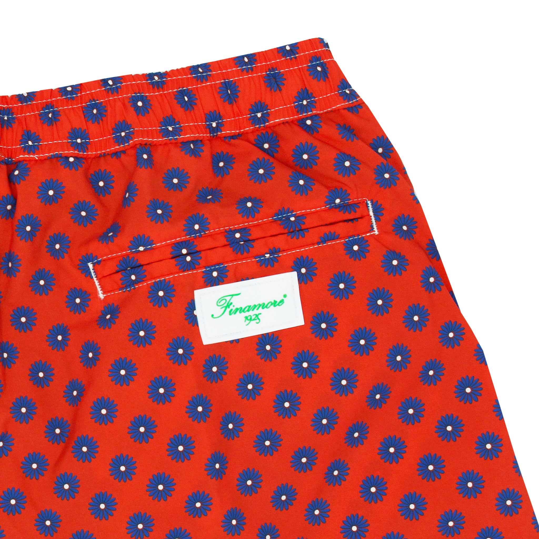 Costume da bagno rosso o rosa con fiori blu. Asciugatura rapida