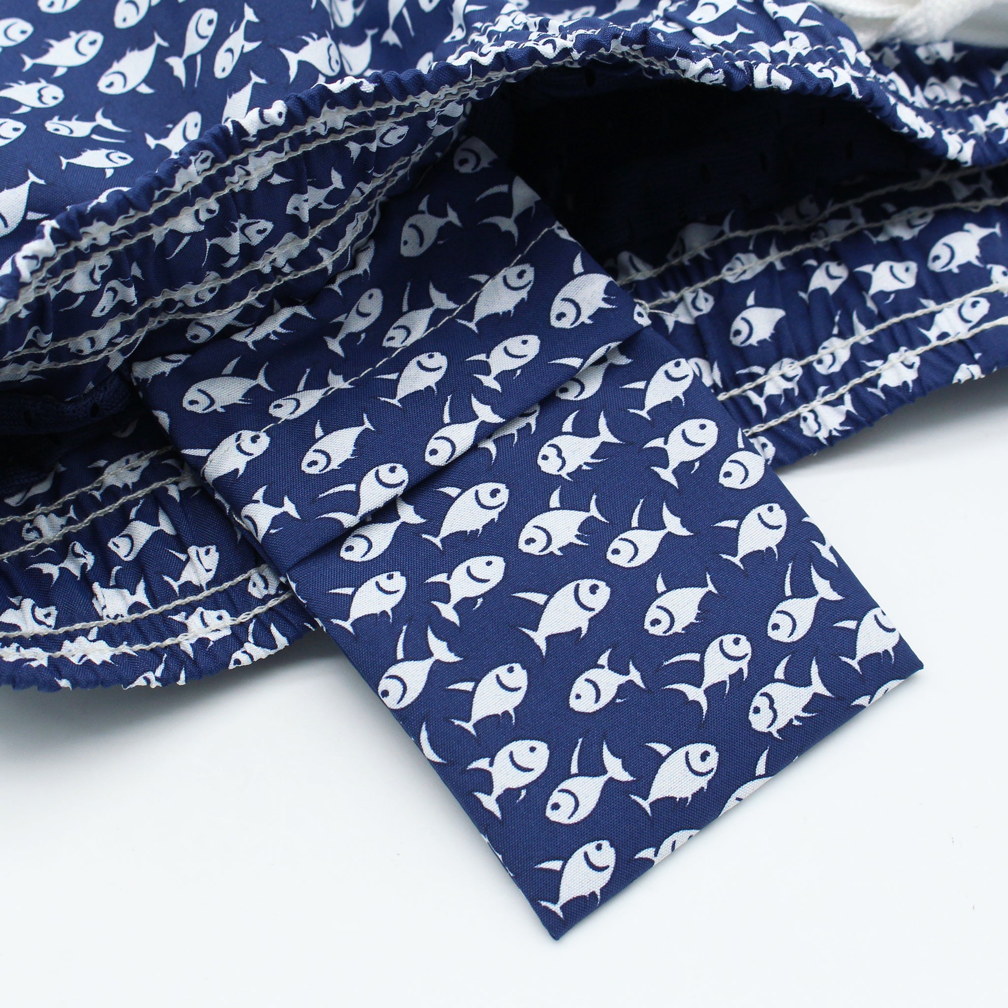 Costume da mare arancio o blu con pesci. Asciugatura rapida e multitasche