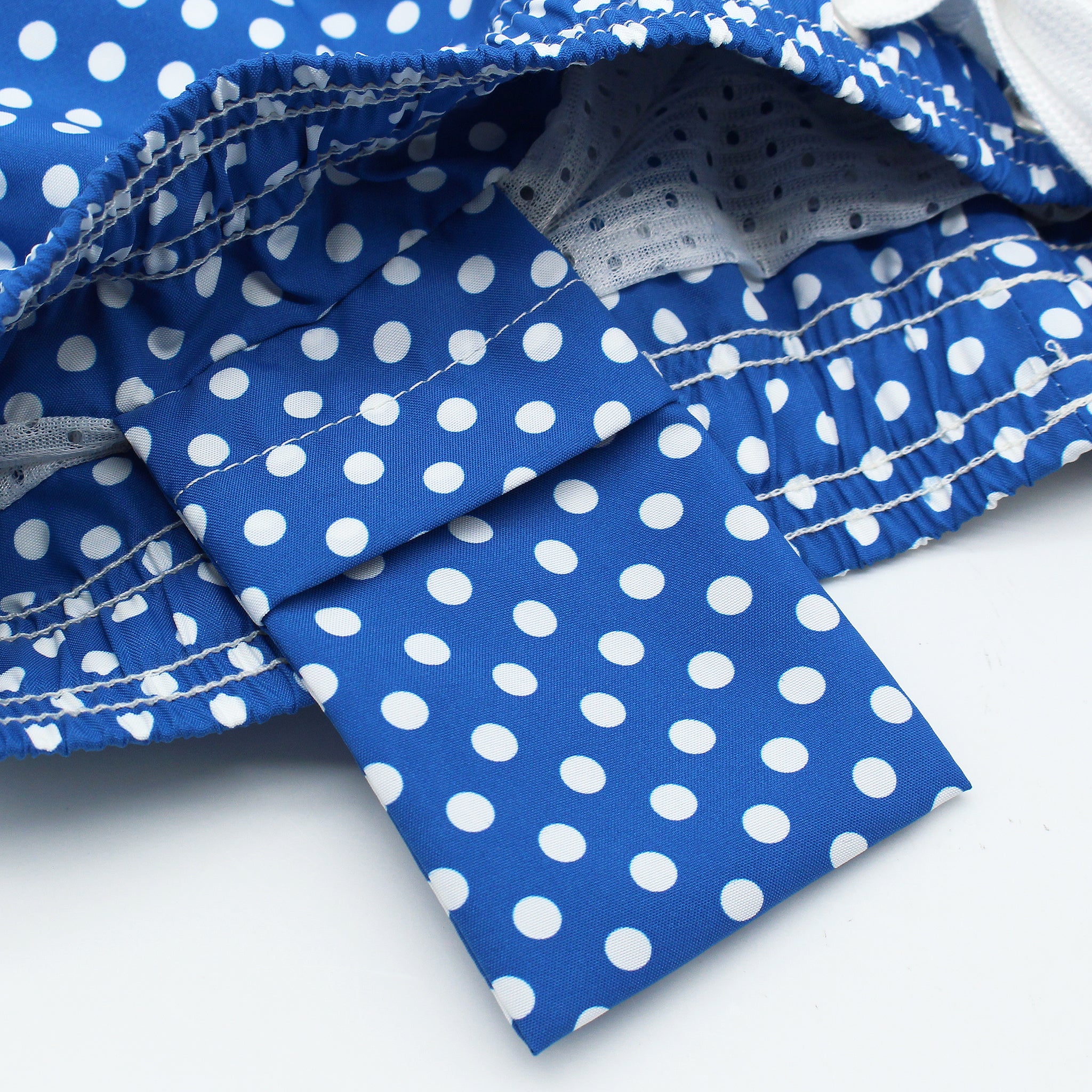 Costume da bagno a pois blu e bianchi. Asciugatura rapida e multitasche