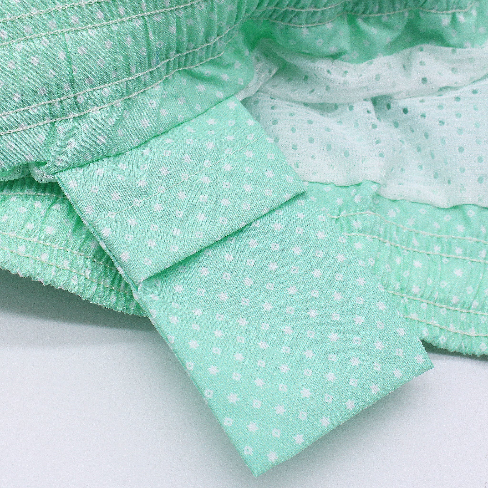 Costume da bagno verde chiaro con pois. Asciugatura rapida e multitasche