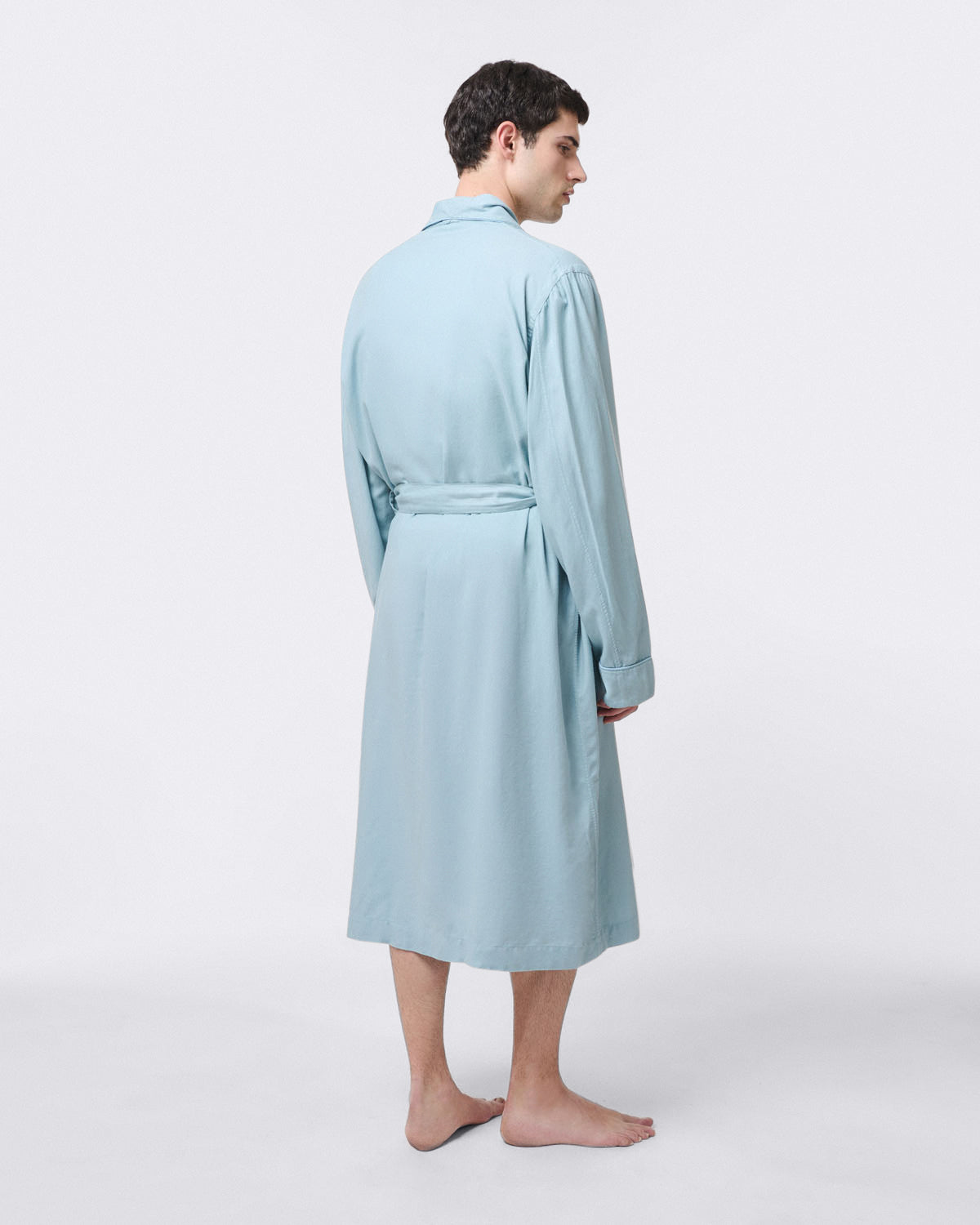 Vestaglia sartoriale in cotone e cashmere. Tinto in capo, effetto invecchiato.