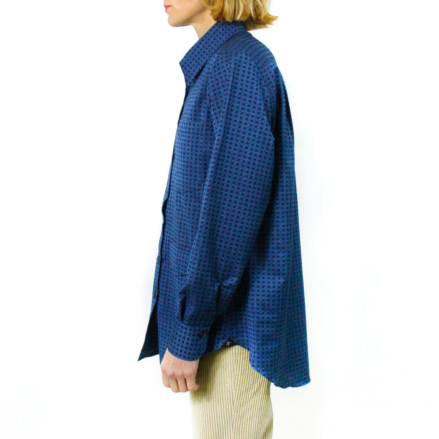 Women's Marina shirt in Carlo Riva cotton and cashmere fabric with front pockets.