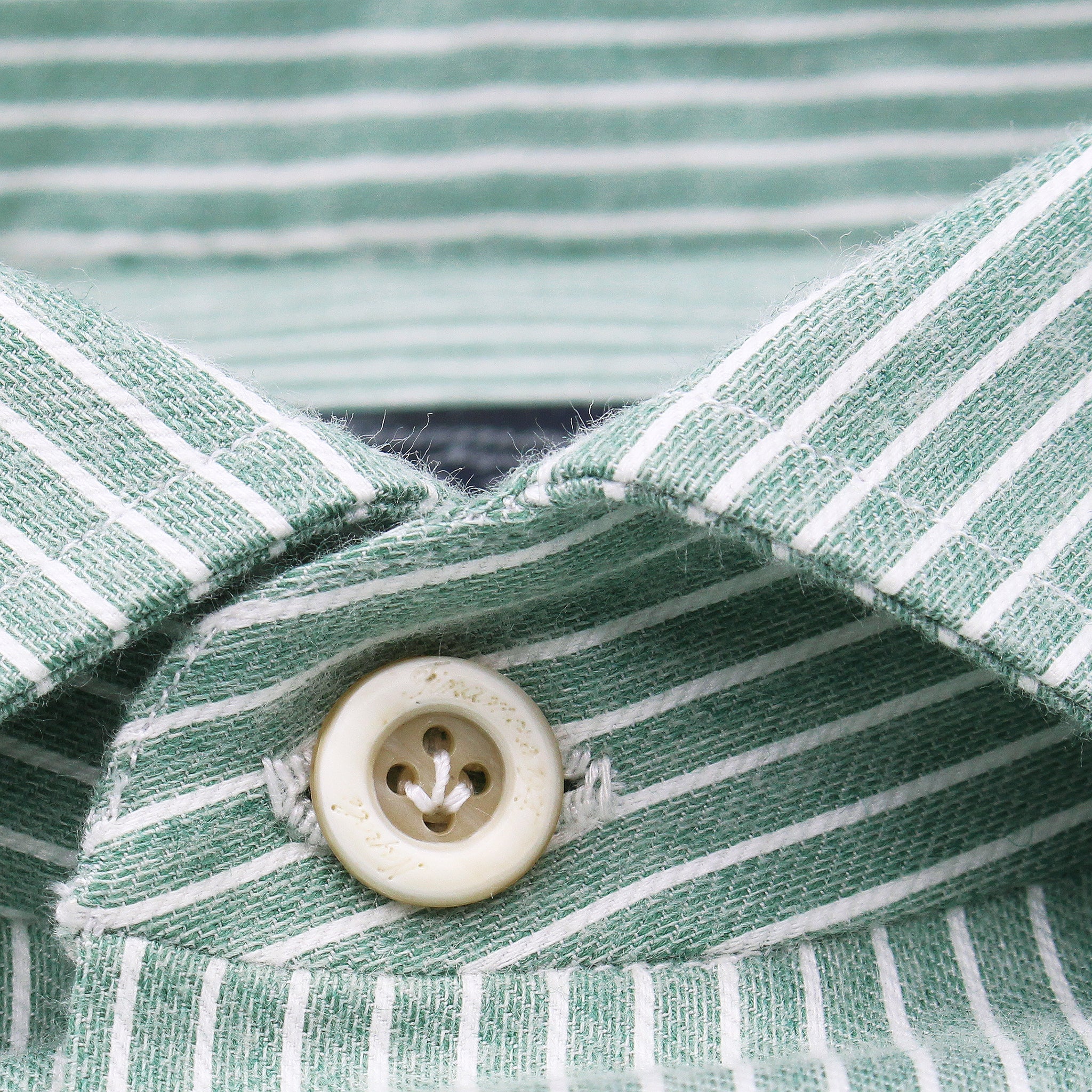 Camicia classica Napoli in cotone e cashmere bianco a righe verdi. Carlo Riva