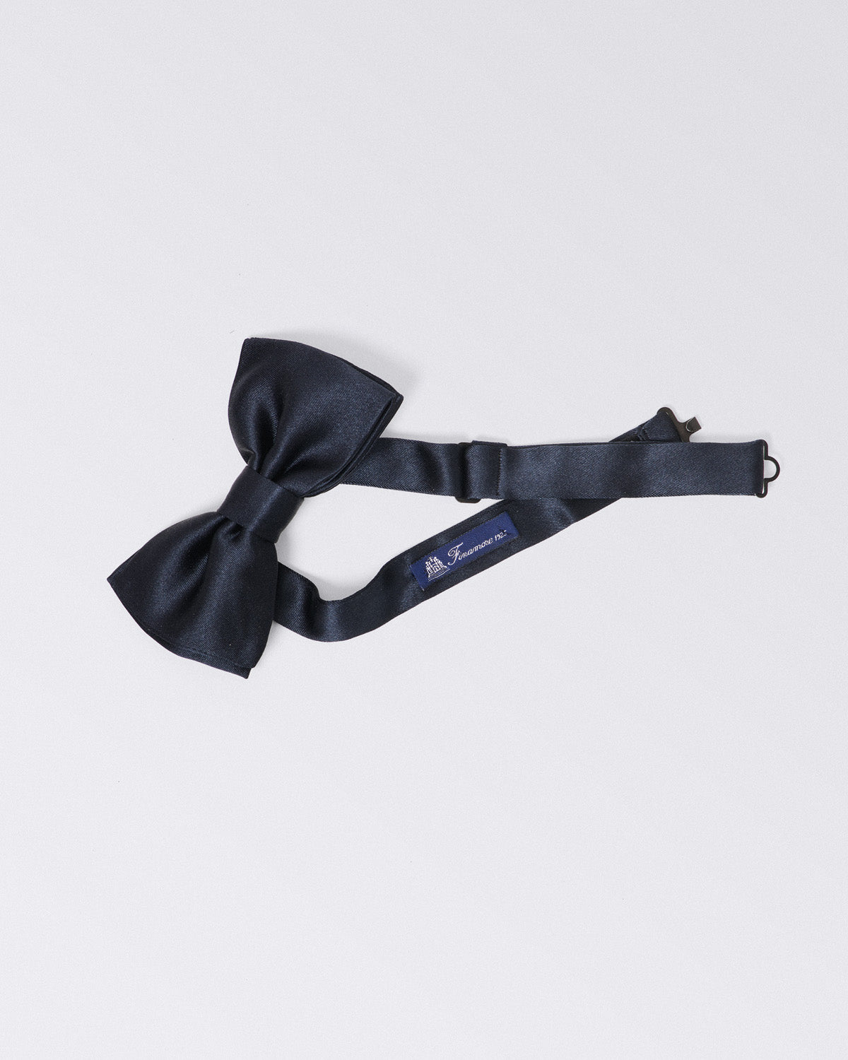 Handcrafted knotted papillon made of silk. Adjustable