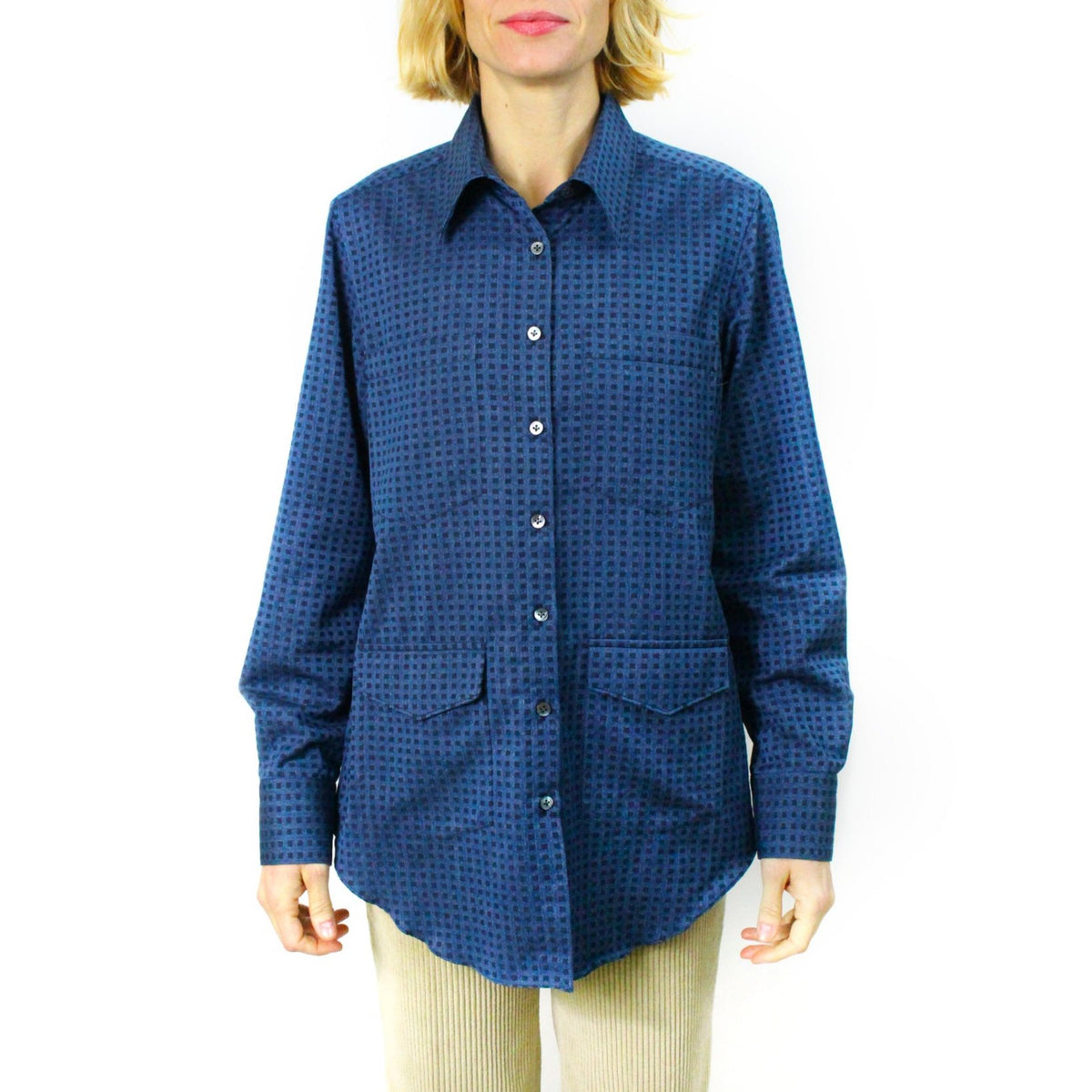 Women's Marina shirt in Carlo Riva cotton and cashmere fabric with front pockets.