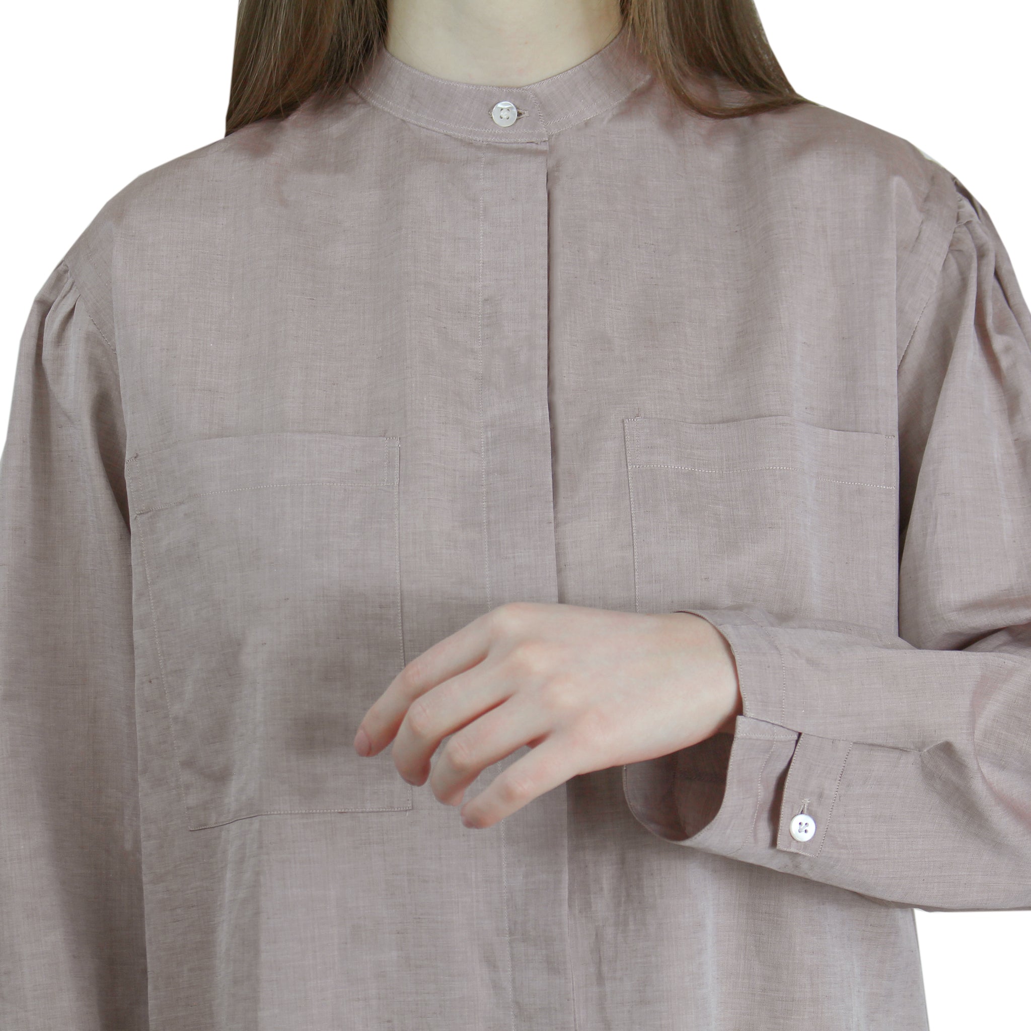 Camicia over fit da donna con tasche frontali e arriccio sulla manica