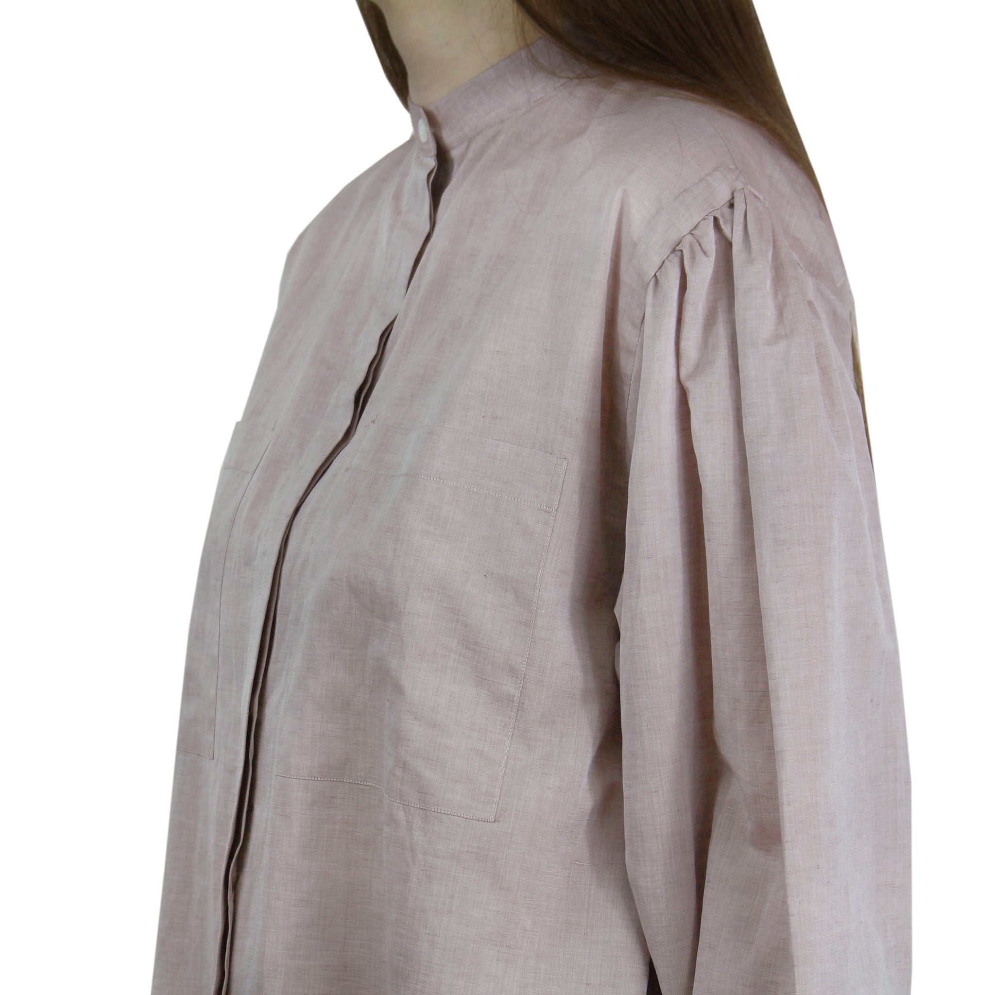 Camicia over fit da donna con tasche frontali e arriccio sulla manica