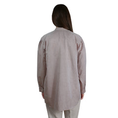 Camicia over fit da donna con tasche frontali e arriccio sulla manica